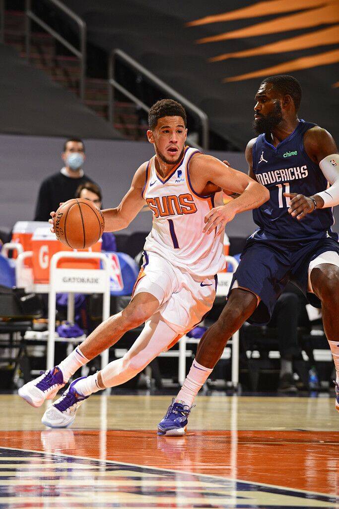 独行侠力克深圳队，布克关键制胜